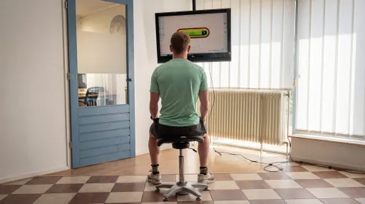 Han op de Flexchair voor het scherm