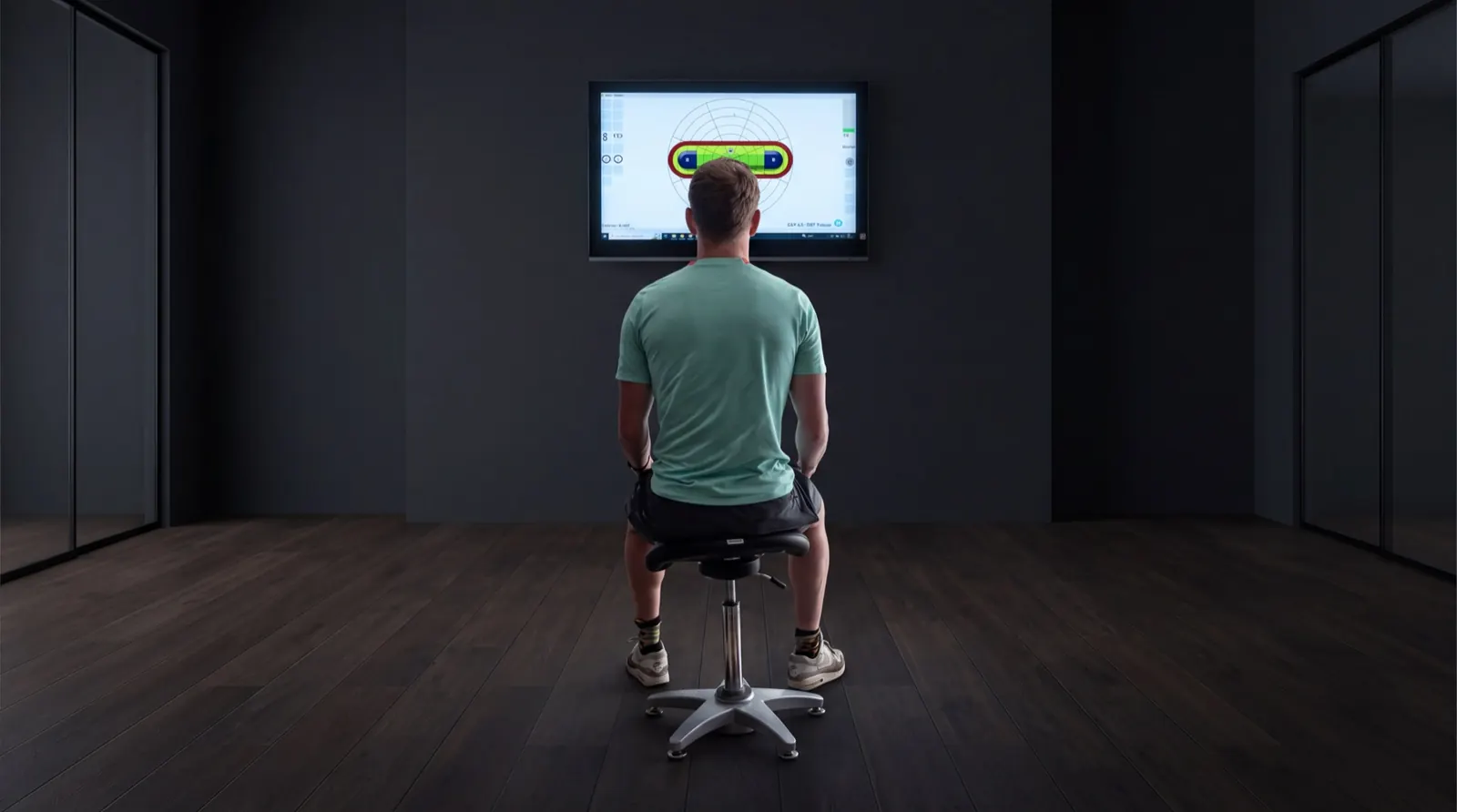 Man op de Flexchair voor het scherm